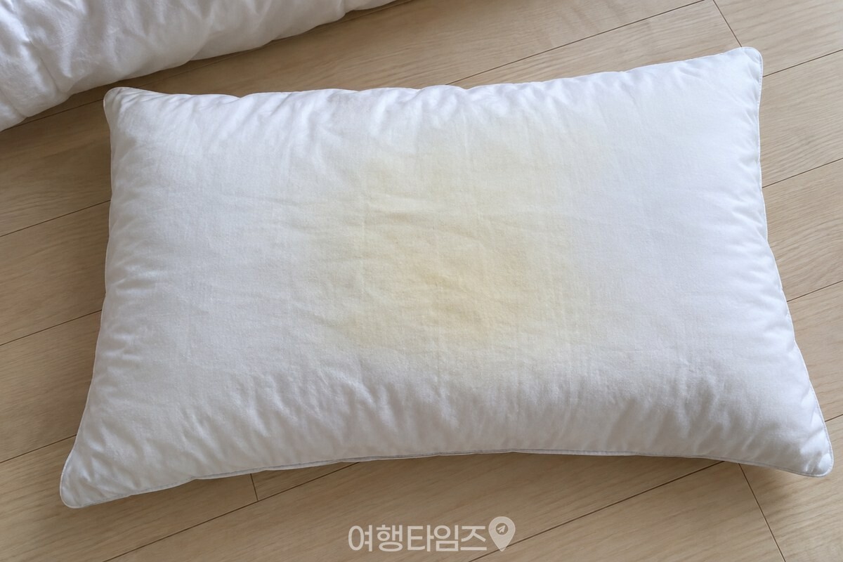 흰 베개 솜 중앙의 넓은 누런 자리를 가까이에서 살펴보는 모습. / 기사 이해를 돕기 위한 생성형 이미지