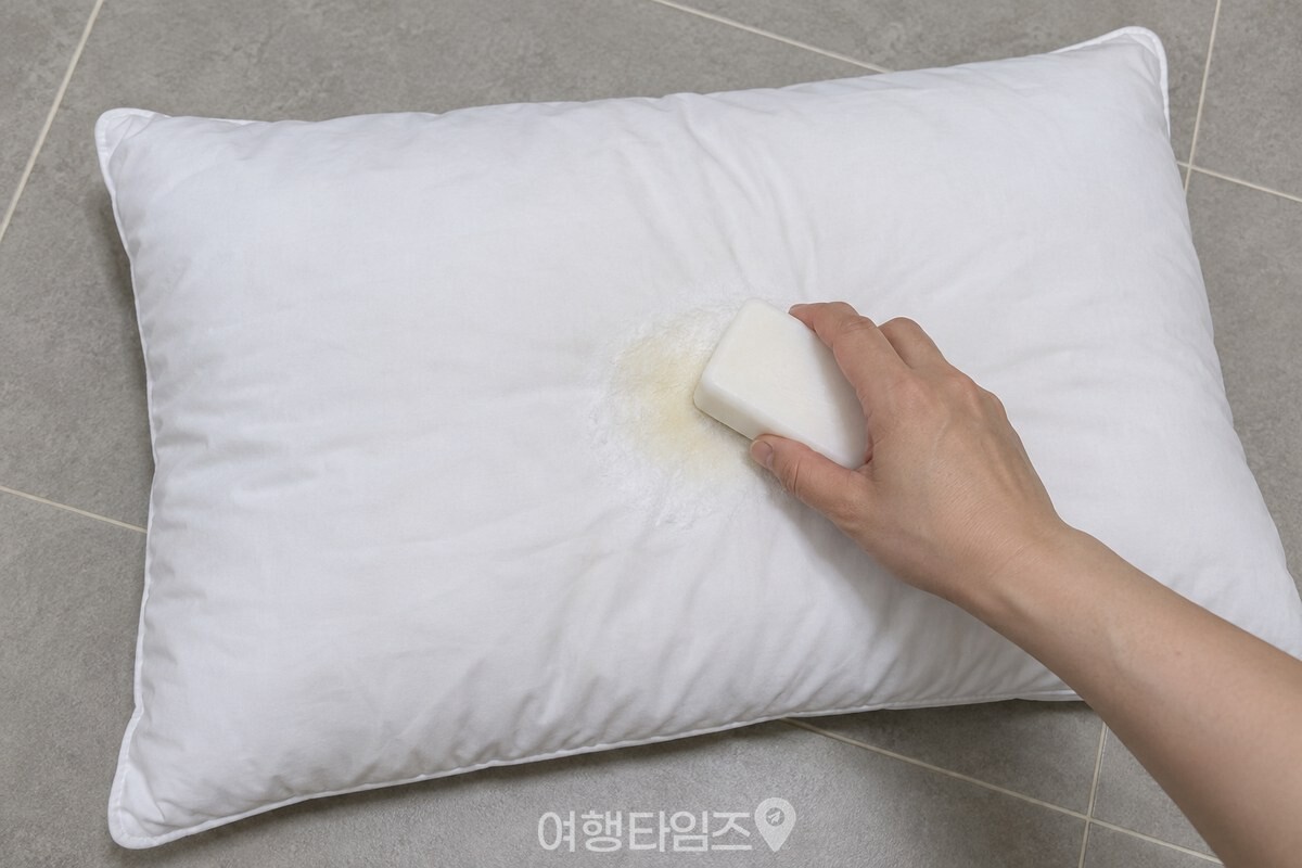 마른 빨랫비누를 베개 솜의 옅은 누런 자리보다 넓게 문지르는 손. / 기사 이해를 돕기 위한 생성형 이미지