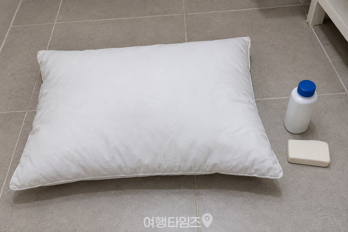 커버를 벗긴 베개 솜 옆에 빨랫비누와 3% 과산화수소를 준비한 모습. / 기사 이해를 돕기 위한 생성형 이미지