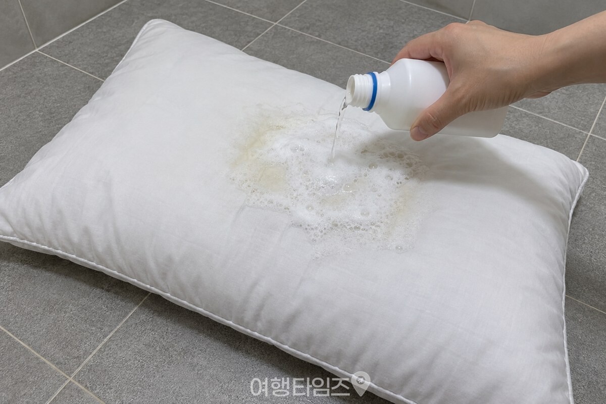 비누를 바른 베개 솜 위에 작은 병으로 과산화수소를 조금씩 적시는 장면. / 기사 이해를 돕기 위한 생성형 이미지