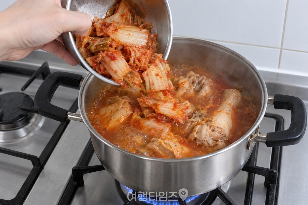끓기 시작한 닭볶음탕 냄비에 썬 묵은지를 넣는 순간을 담았다. / 기사 이해를 돕기 위한 생성형 이미지