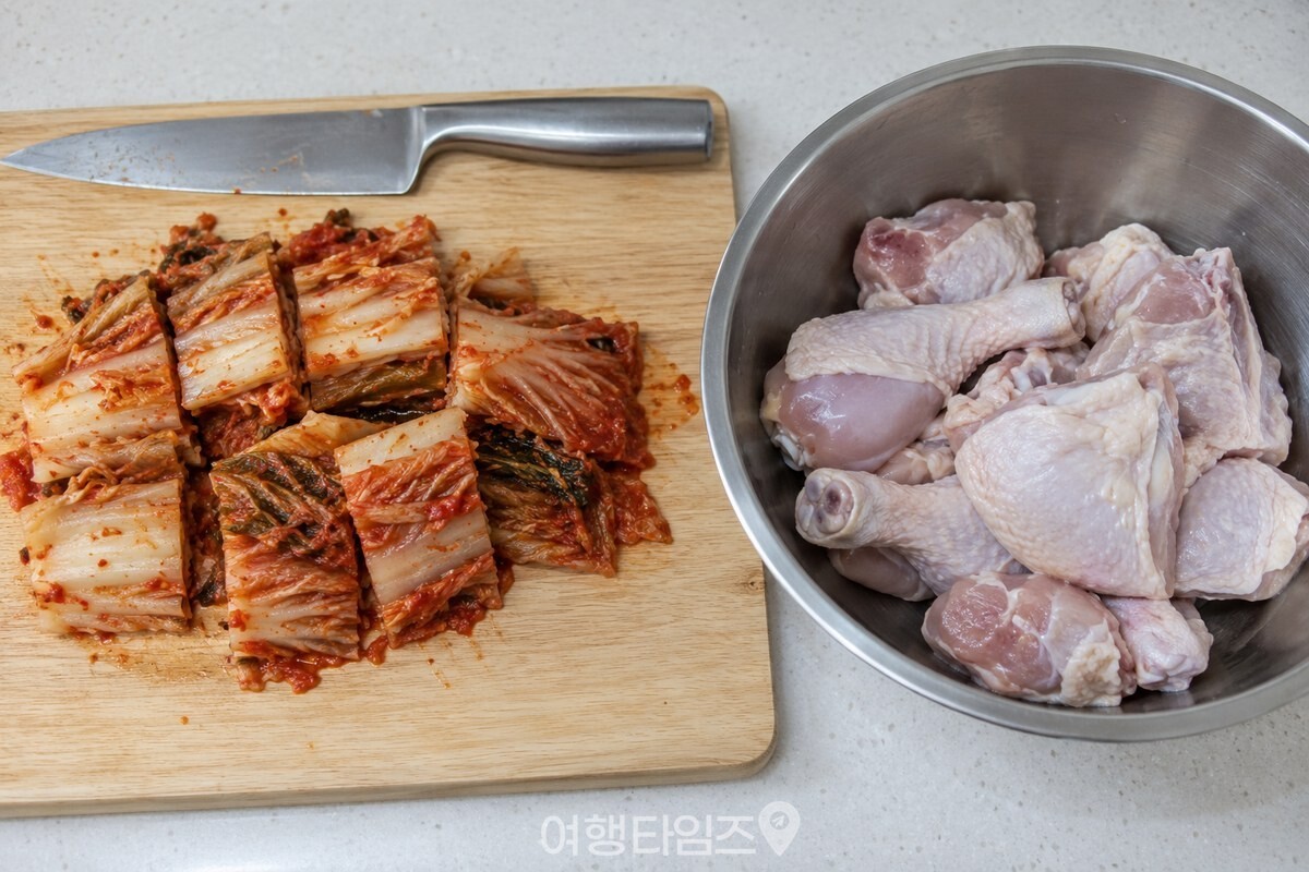 3~4cm 폭으로 썬 묵은지와 물기를 뺀 토막닭을 조리 전에 나란히 준비했다. / 기사 이해를 돕기 위한 생성형 이미지