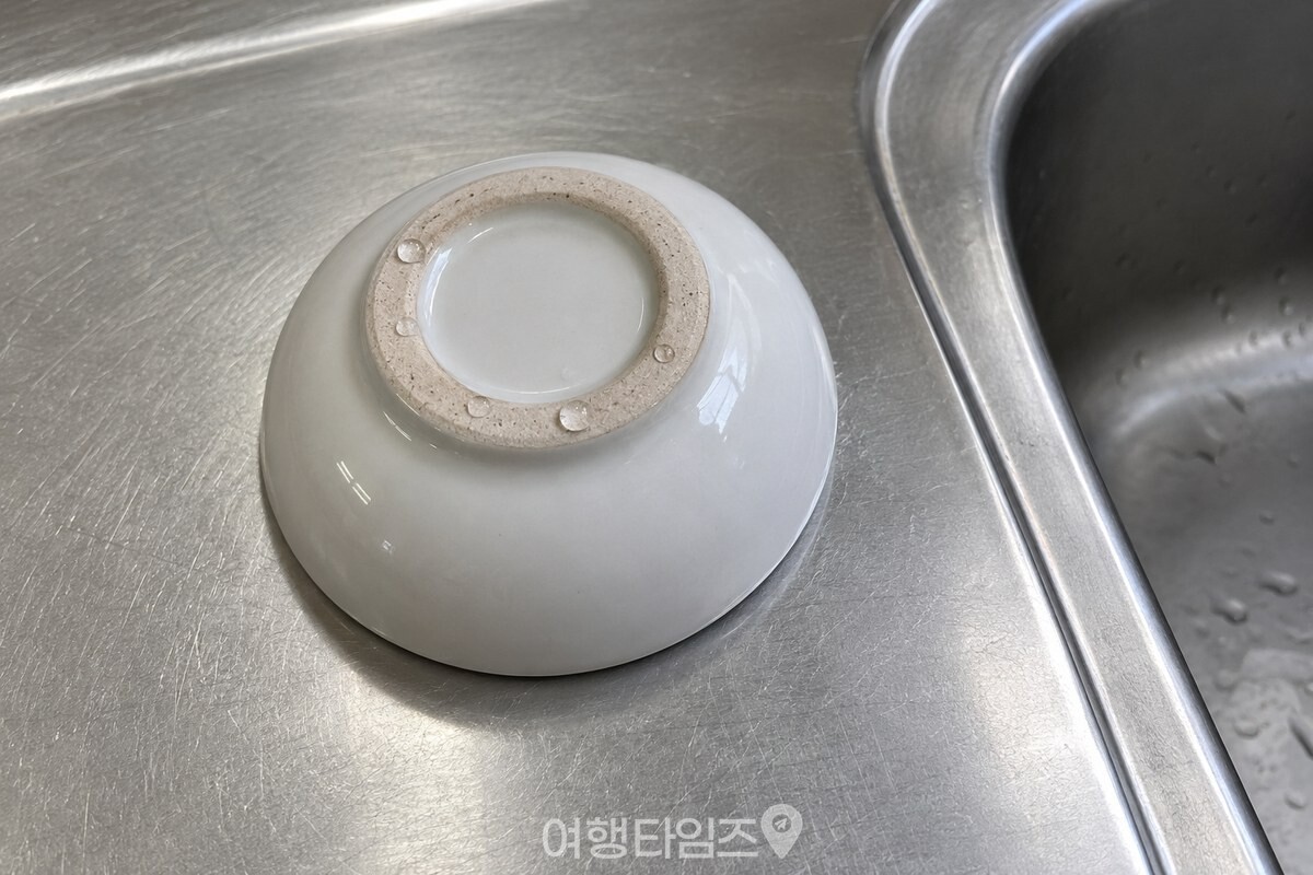 유약 없는 그릇 바닥 테두리에 물을 묻힌 모습. / 기사 이해를 돕기 위한 생성형 이미지