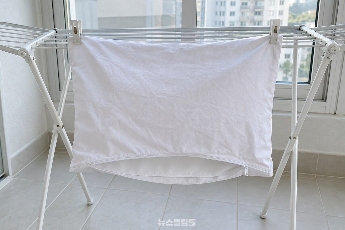 지퍼를 활짝 연 베개커버를 입구가 아래로 향하게 건조대에 넌 모습. / 기사 이해를 돕기 위한 생성형 이미지