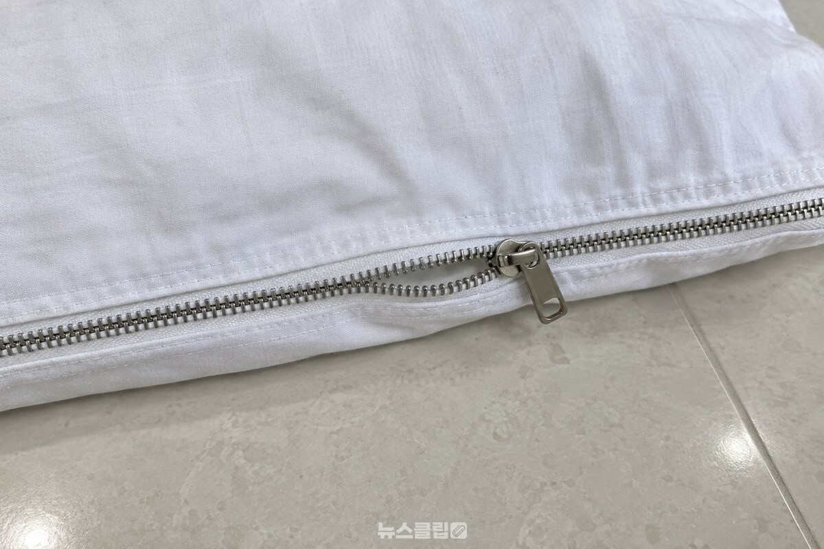 열린 베개커버 지퍼의 끝부분에서 이빨과 슬라이더가 보이는 가까운 모습. / 기사 이해를 돕기 위한 생성형 이미지