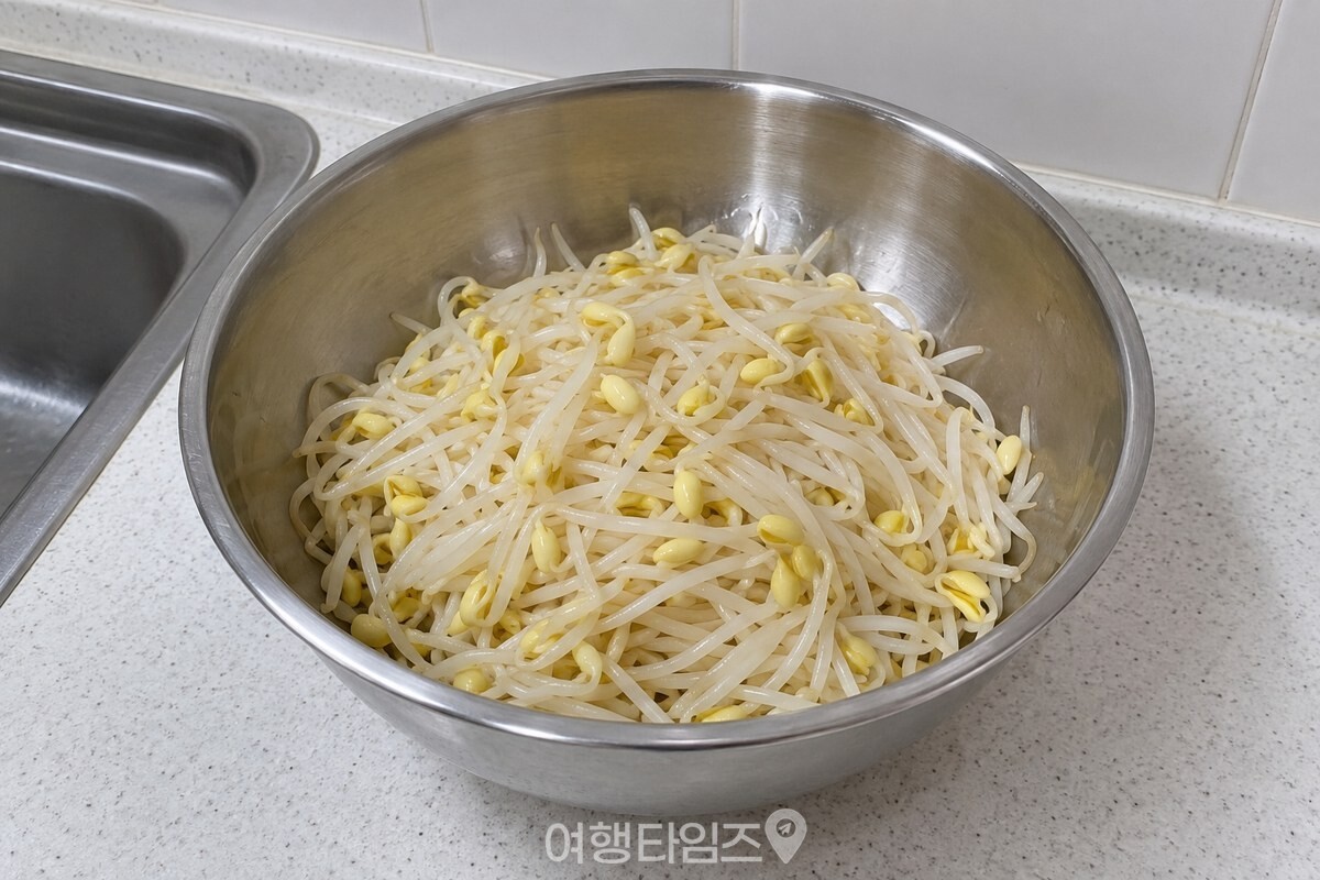 양념을 섞기 전 물기를 뺀 콩나물을 깨끗한 스테인리스 볼에 담아 둔 모습이다. / 기사 이해를 돕기 위한 생성형 이미지
