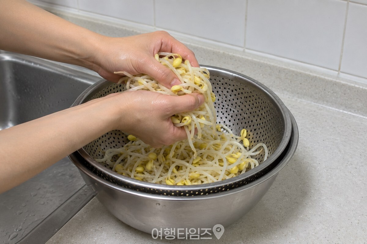 양손으로 삶은 콩나물의 물기를 짜는 과정이다. / 기사 이해를 돕기 위한 생성형 이미지