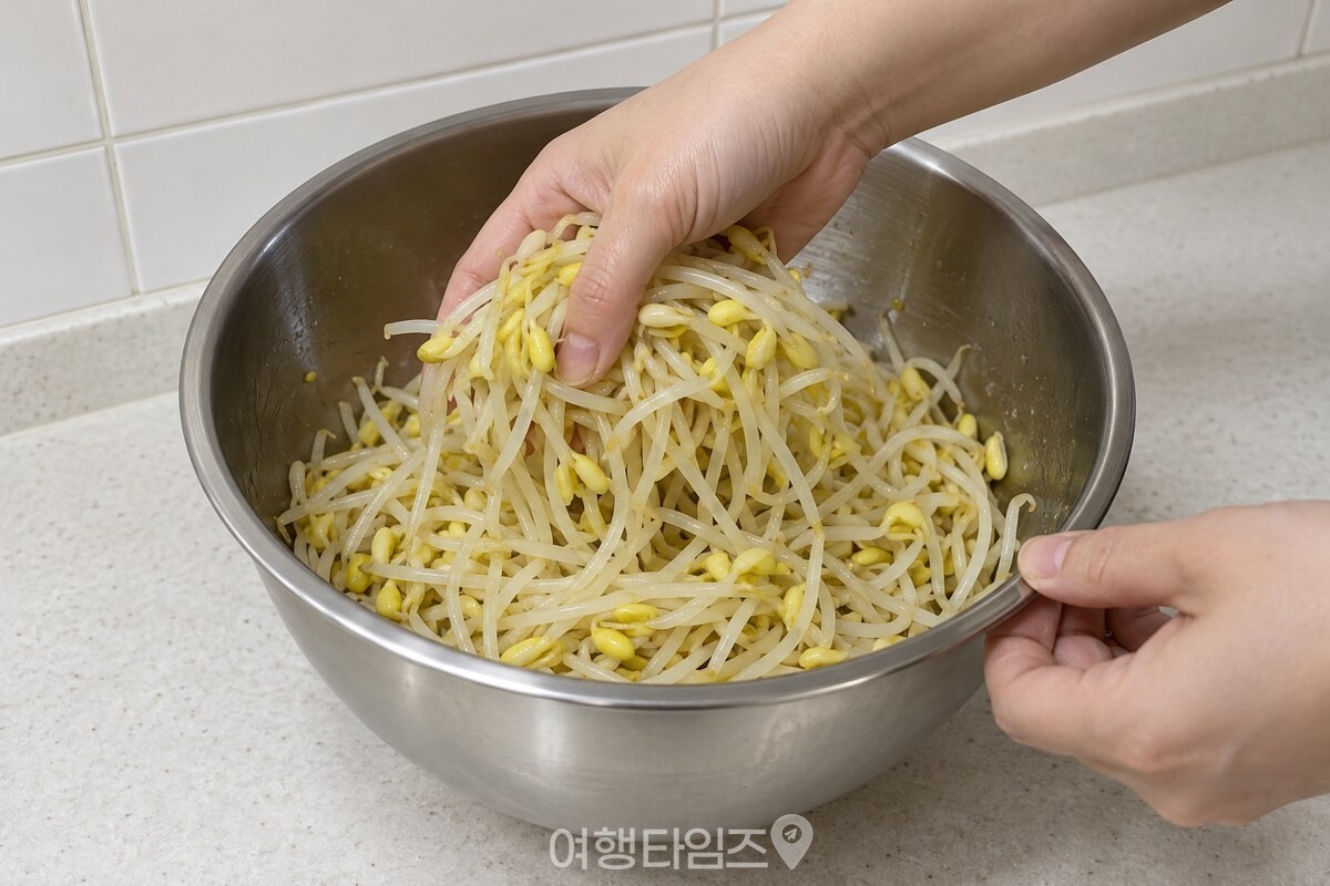 참치액을 넣은 콩나물을 손으로 가볍게 뒤집어 섞고 있다. / 기사 이해를 돕기 위한 생성형 이미지