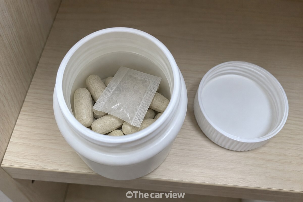 침실 옷장 칸 앞쪽에 실리카겔 봉지를 넣은 영양제 통이 놓여 있다. / 기사 이해를 돕기 위한 생성형 이미지