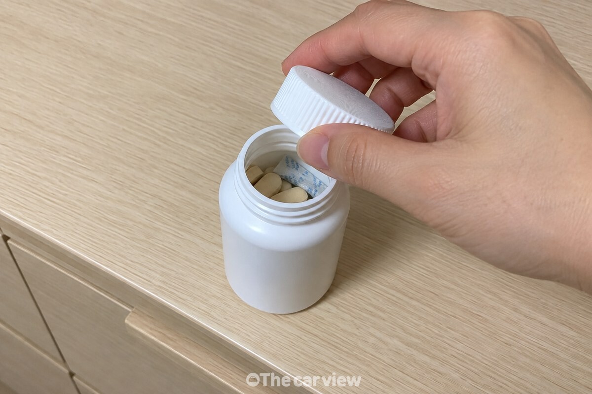 거실 서랍장 앞쪽에 영양제 통을 두고 뚜껑을 닫는 모습이다. / 기사 이해를 돕기 위한 생성형 이미지