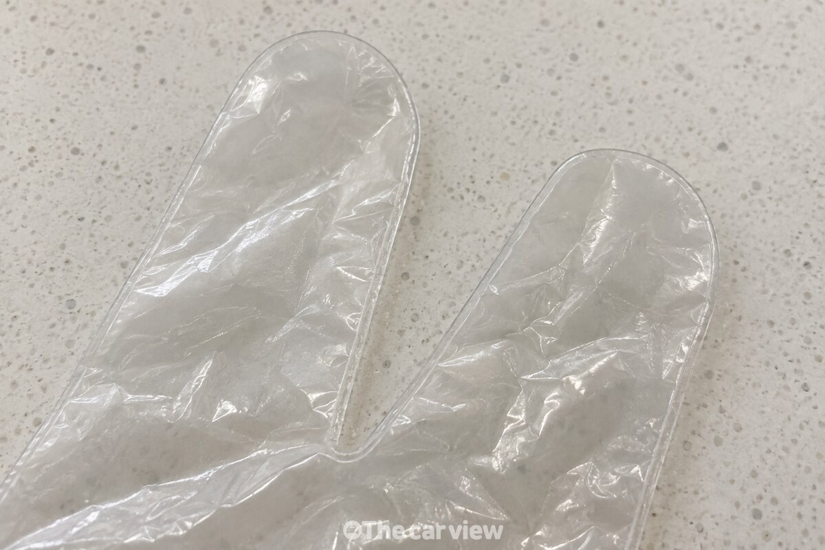 투명 비닐장갑의 손가락 테두리를 따라 이어진 열접합 솔기. / 기사 이해를 돕기 위한 생성형 이미지