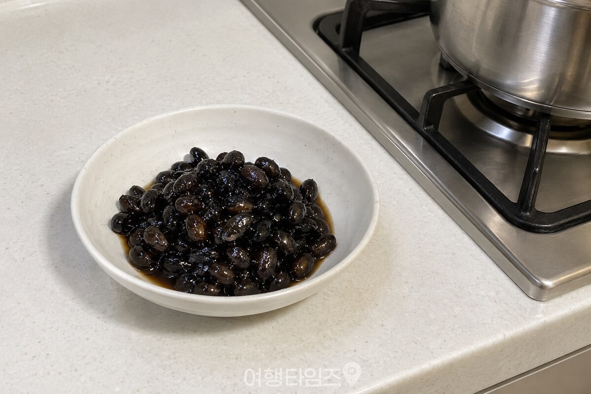 냄비에서 윤기 나게 조려진 콩자반을 작은 반찬 그릇에 담은 모습. / 기사 이해를 돕기 위한 생성형 이미지