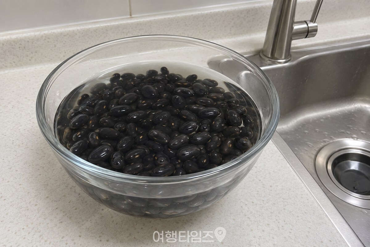 물에 충분히 불어 표면 주름이 펴진 검은콩을 투명한 유리 그릇에 담아 둔 모습. / 기사 이해를 돕기 위한 생성형 이미지