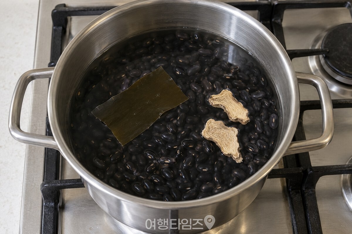 불린 검은콩과 불린 물, 마른 생강, 다시마를 냄비에 넣어 끓이기 전의 모습. / 기사 이해를 돕기 위한 생성형 이미지