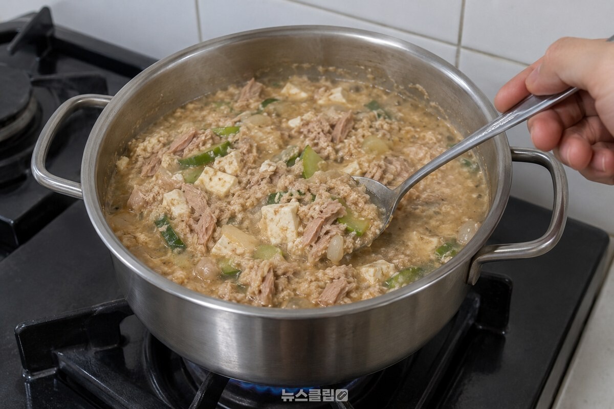 숟가락으로 저은 콩비지찌개에 익힌 참치살이 고르게 섞인 모습. / 기사 이해를 돕기 위한 생성형 이미지