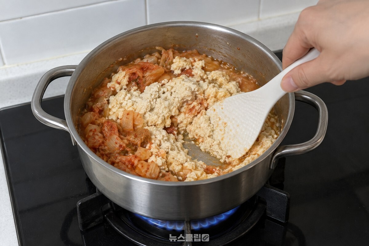 콩비지를 넣은 냄비 바닥을 흰 주걱으로 저어 가며 끓이는 모습. / 기사 이해를 돕기 위한 생성형 이미지