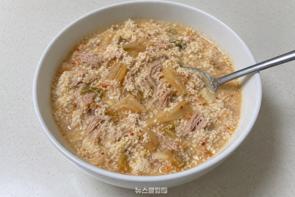 참치살과 새우젓을 넣어 하얗고 되직하게 끓인 콩비지찌개. / 기사 이해를 돕기 위한 생성형 이미지