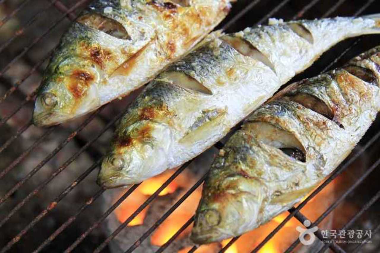 부산 명지시장 가을 전어 / 사진=한국관광공사