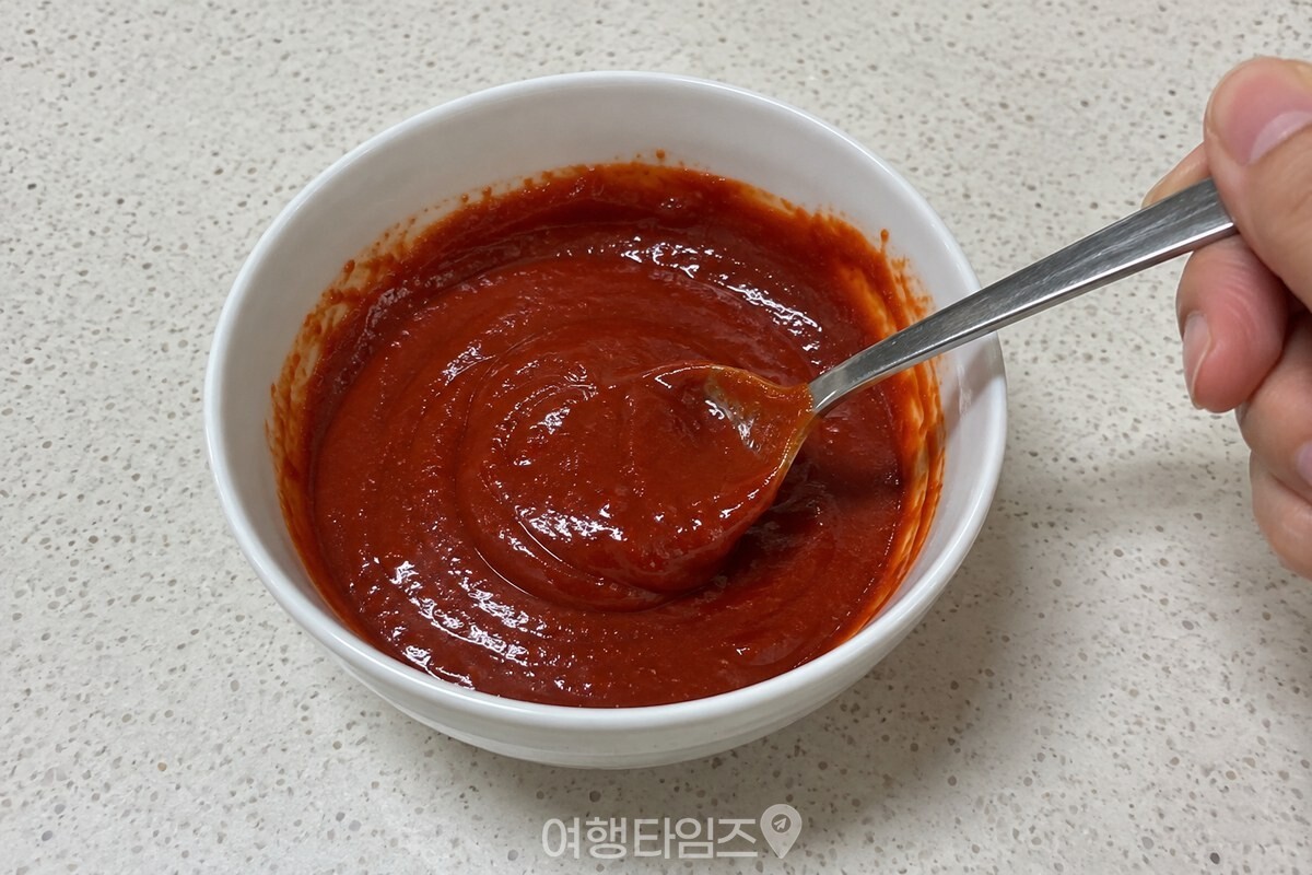 고추장과 케첩을 섞은 붉은 양념장이 작은 흰 그릇에 담겨 있다. / 기사 이해를 돕기 위한 생성형 이미지