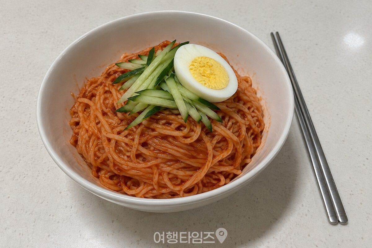 흰 그릇에 붉은 양념이 고르게 묻은 비빔국수가 담겨 있다. / 기사 이해를 돕기 위한 생성형 이미지