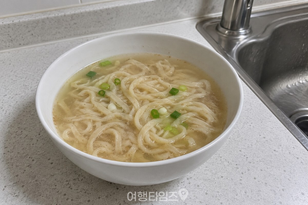 맑은 멸치 다시마 국물에 들깻가루를 넣어 만든 칼국수 면이 담긴 한 그릇. / 기사 이해를 돕기 위한 생성형 이미지