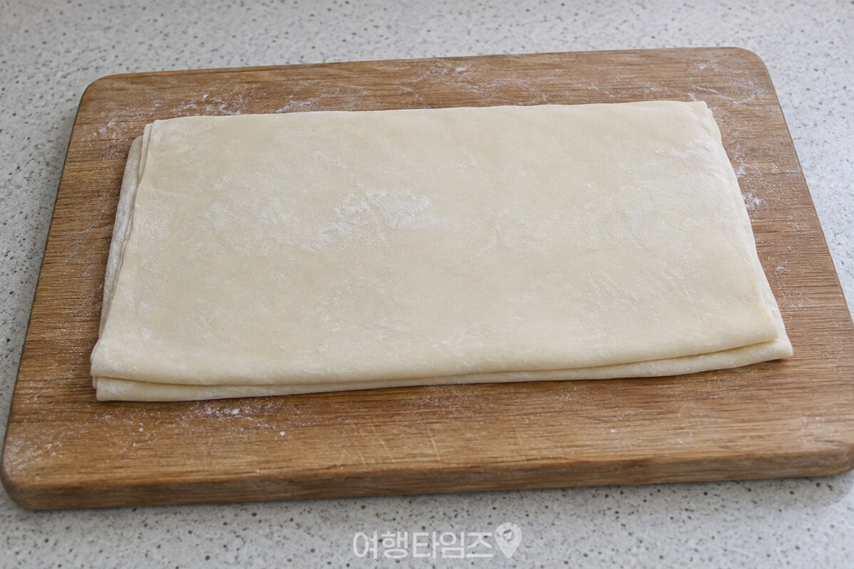 중력분과 물로만 만든 반죽을 밀어 칼국수 면으로 썰기 전의 모습. / 기사 이해를 돕기 위한 생성형 이미지