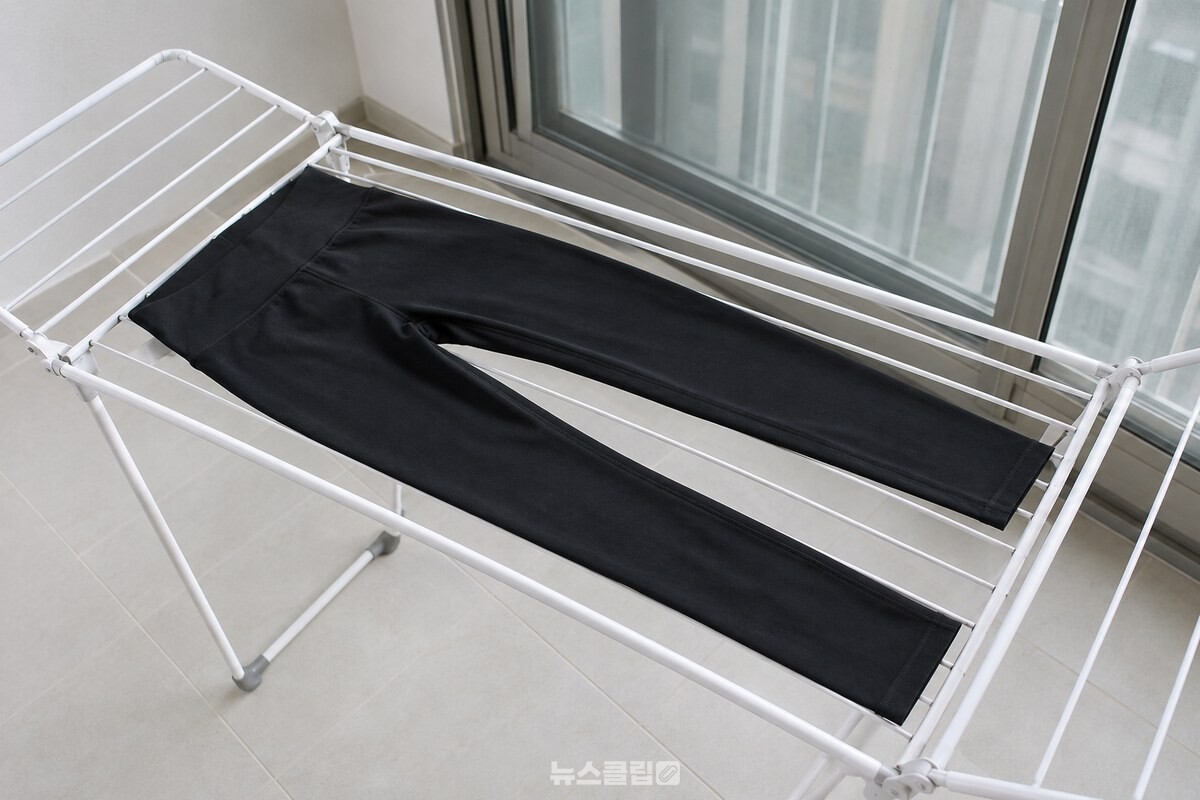 검은 레깅스를 건조대 윗면에 편평하게 펴 둔 모습. / 기사 이해를 돕기 위한 생성형 이미지