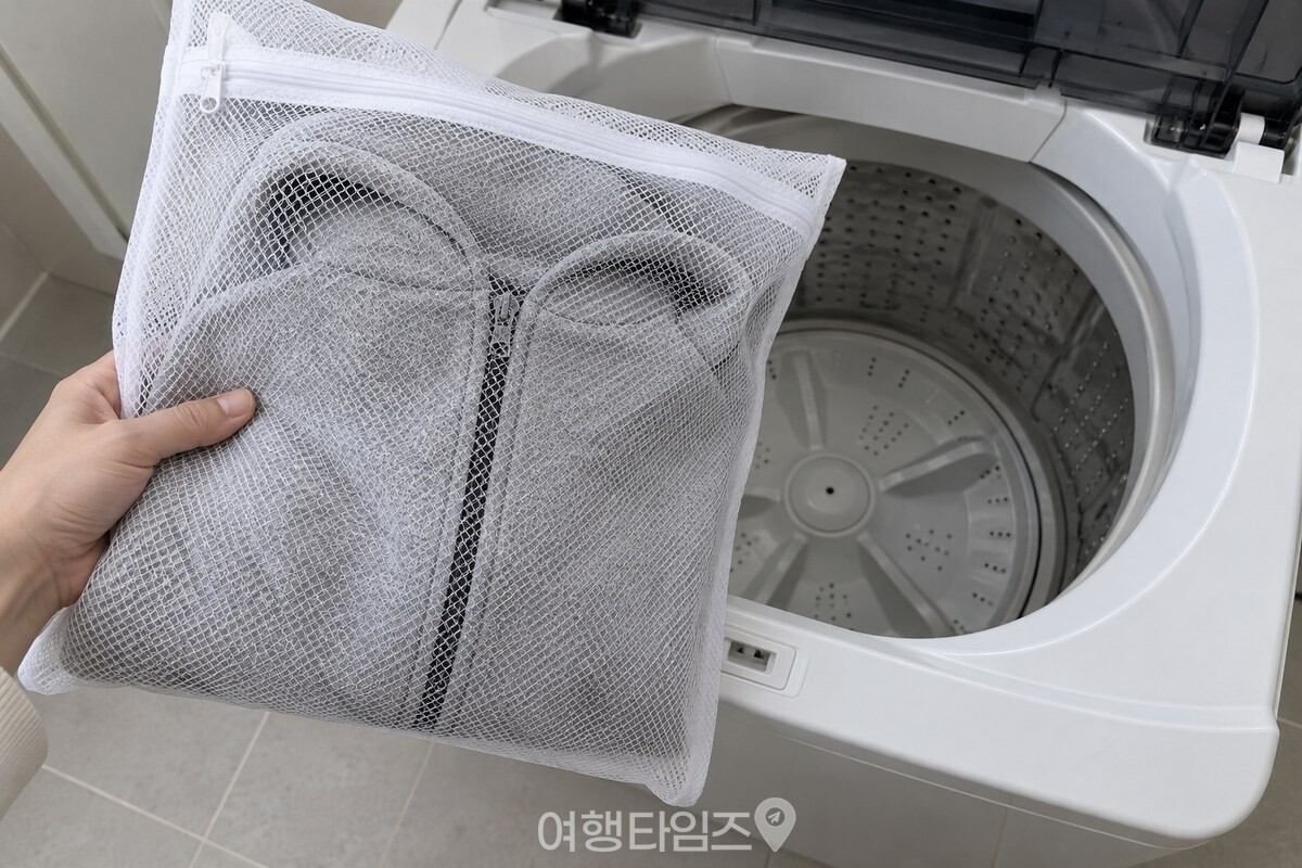 뒤집은 집업 후드티 한 벌이 지퍼를 잠근 채 흰 세탁망 안에 들어 있다. / 기사 이해를 돕기 위한 생성형 이미지
