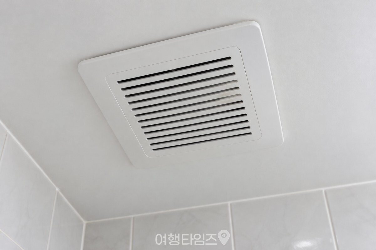 욕실 천장에 설치된 환풍기 커버의 통풍구가 가까이 보이는 모습 / 기사 이해를 돕기 위한 생성형 이미지