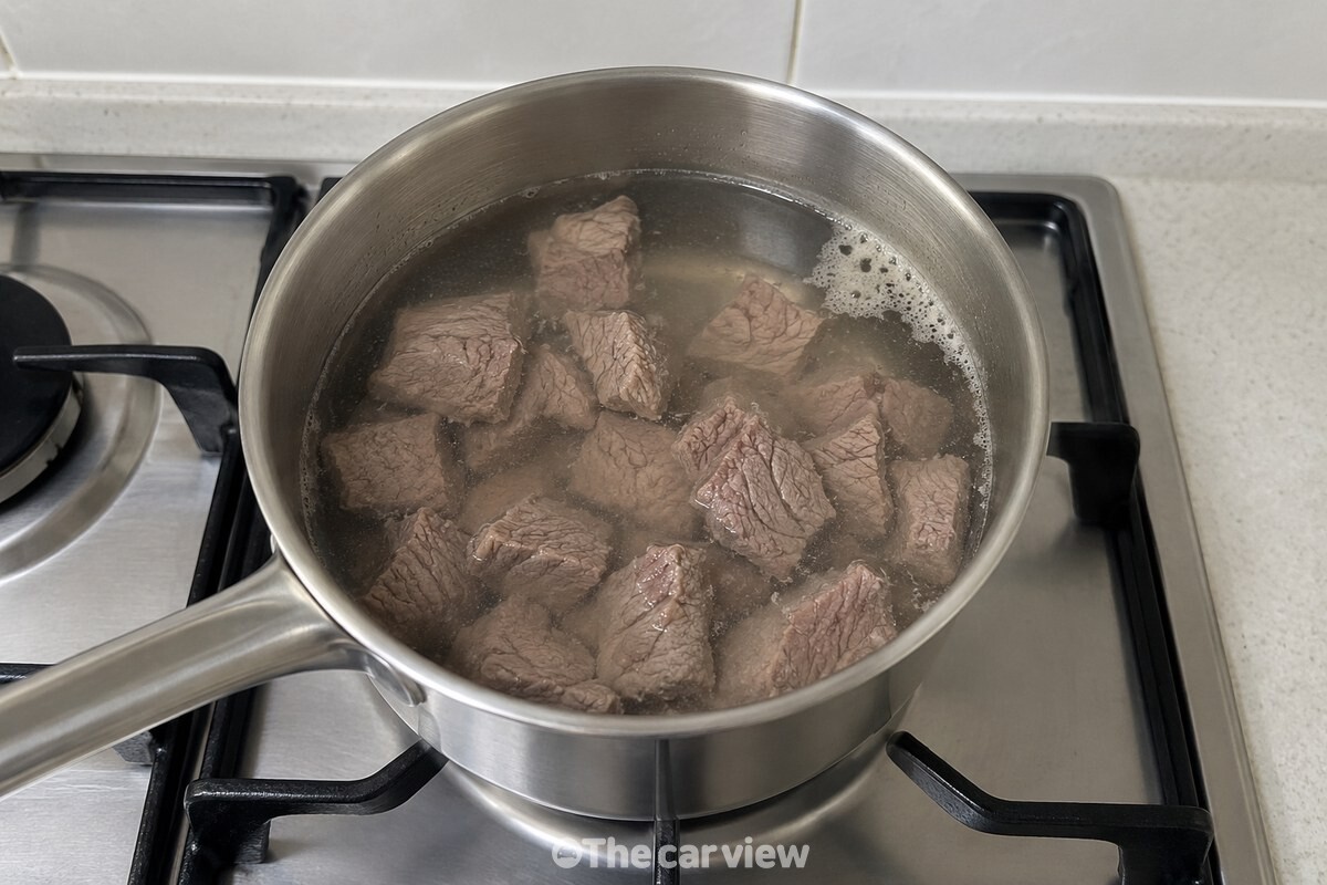 데친 소고기 조각이 든 냄비 가장자리에 옅은 거품이 조금 떠 있다. / 기사 이해를 돕기 위한 생성형 이미지