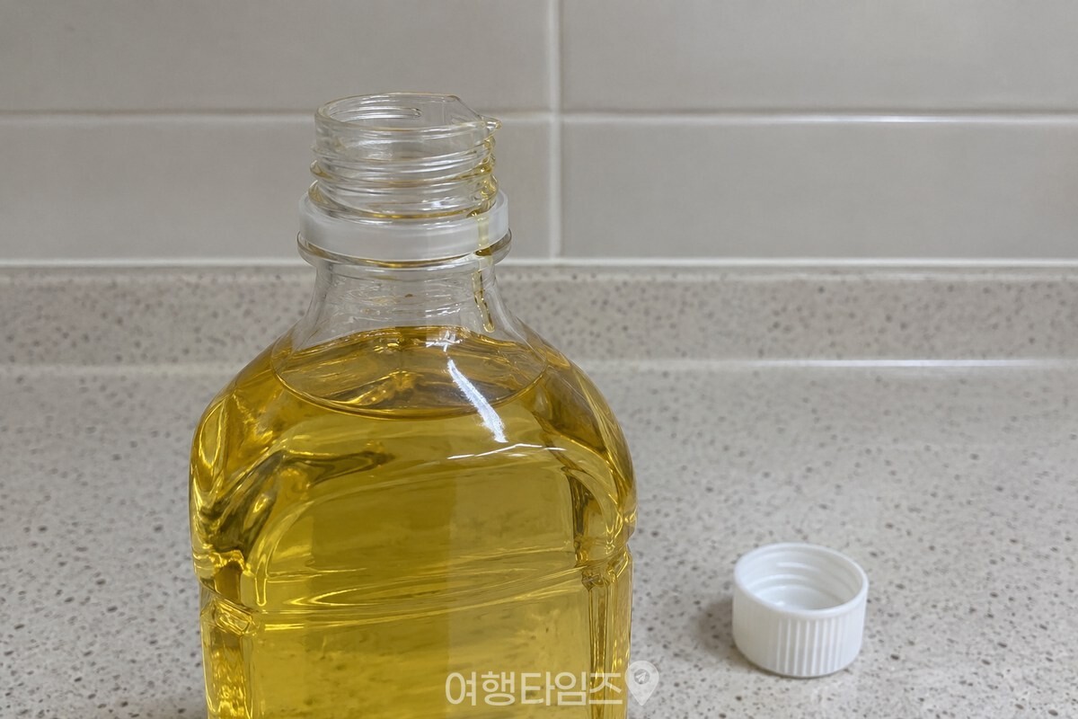식용유 병 입구 아래 병목을 따라 작은 기름 자국이 보이는 가까운 모습. / 기사 이해를 돕기 위한 생성형 이미지