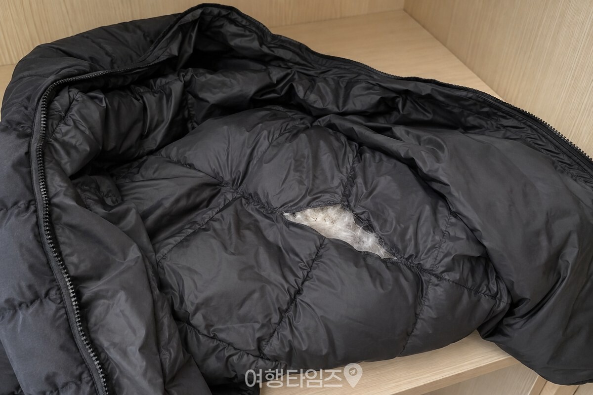 옷장 안 선반에 접어 보관했던 검은 패딩의 안감과 충전재가 가까이 보인다. / 기사 이해를 돕기 위한 생성형 이미지