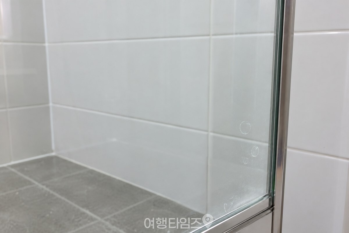 유리문 한쪽에만 옅은 하얀 물자국이 남아 있고 나머지는 깨끗한 모습. / 기사 이해를 돕기 위한 생성형 이미지