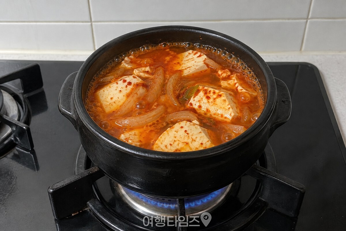 뚝배기 안에서 순두부찌개가 끓기 직전 가장자리에 작은 기포가 올라온 모습. / 기사 이해를 돕기 위한 생성형 이미지