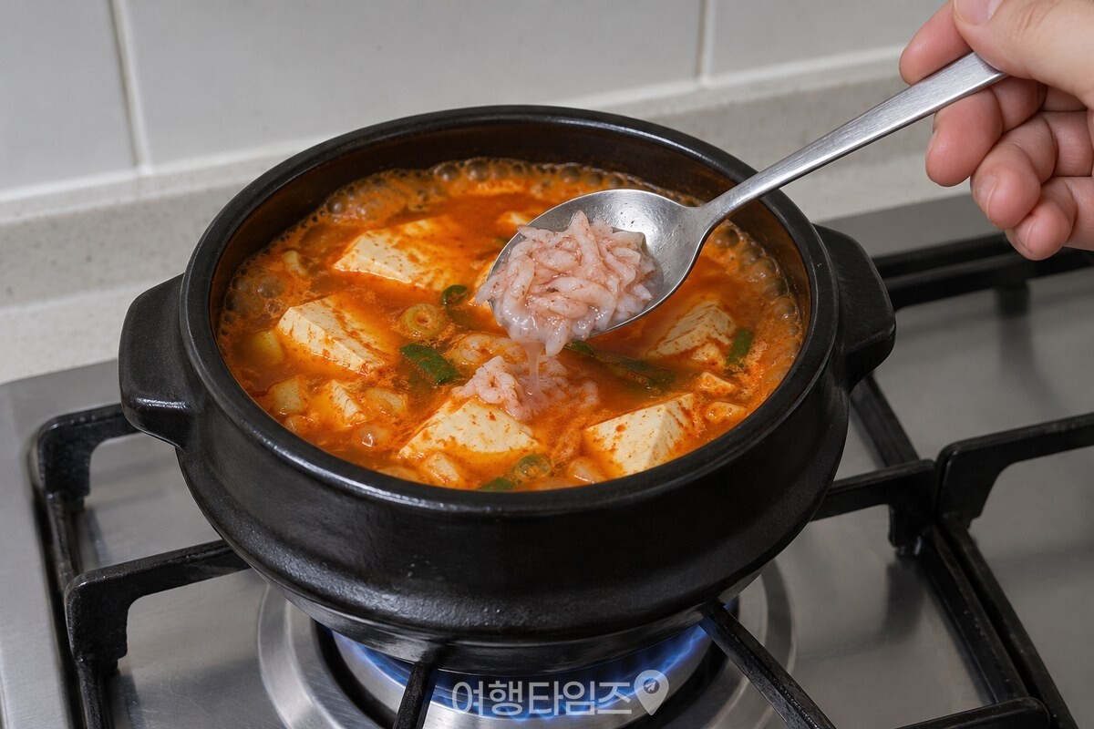 끓기 직전의 순두부찌개에 새우젓 한 큰술을 넣는 순간. / 기사 이해를 돕기 위한 생성형 이미지
