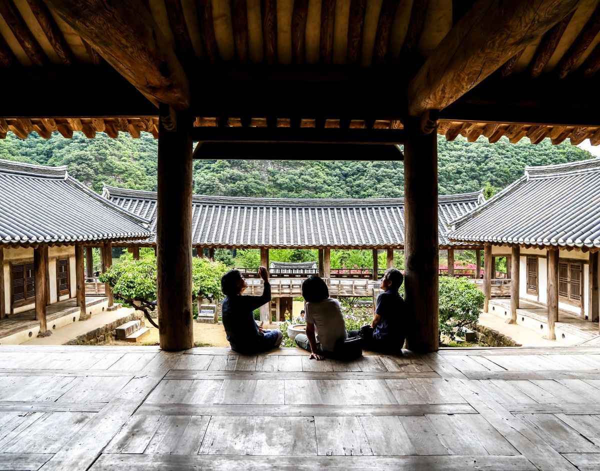 병산서원 마루에 앉아서 / 한국관광공사-윤정희