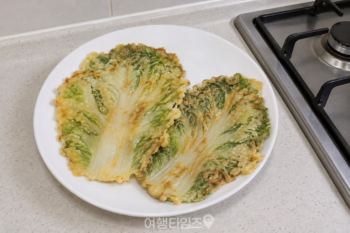 얇은 반죽을 입힌 배춧잎 전이 흰 접시에 담겨 있다. / 기사 이해를 돕기 위한 생성형 이미지