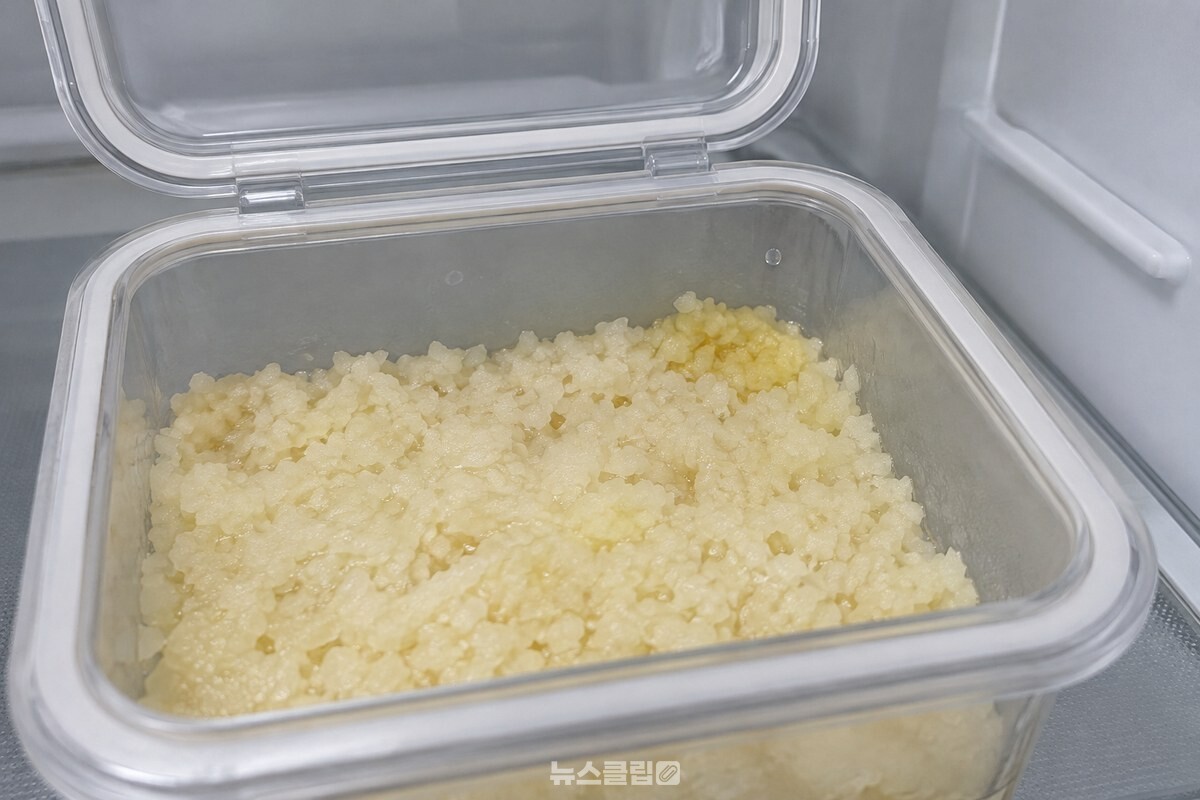 냉장 보관용 투명 밀폐용기 안에 담긴 다진 마늘의 윗면을 가까이에서 본 모습. / 기사 이해를 돕기 위한 생성형 이미지