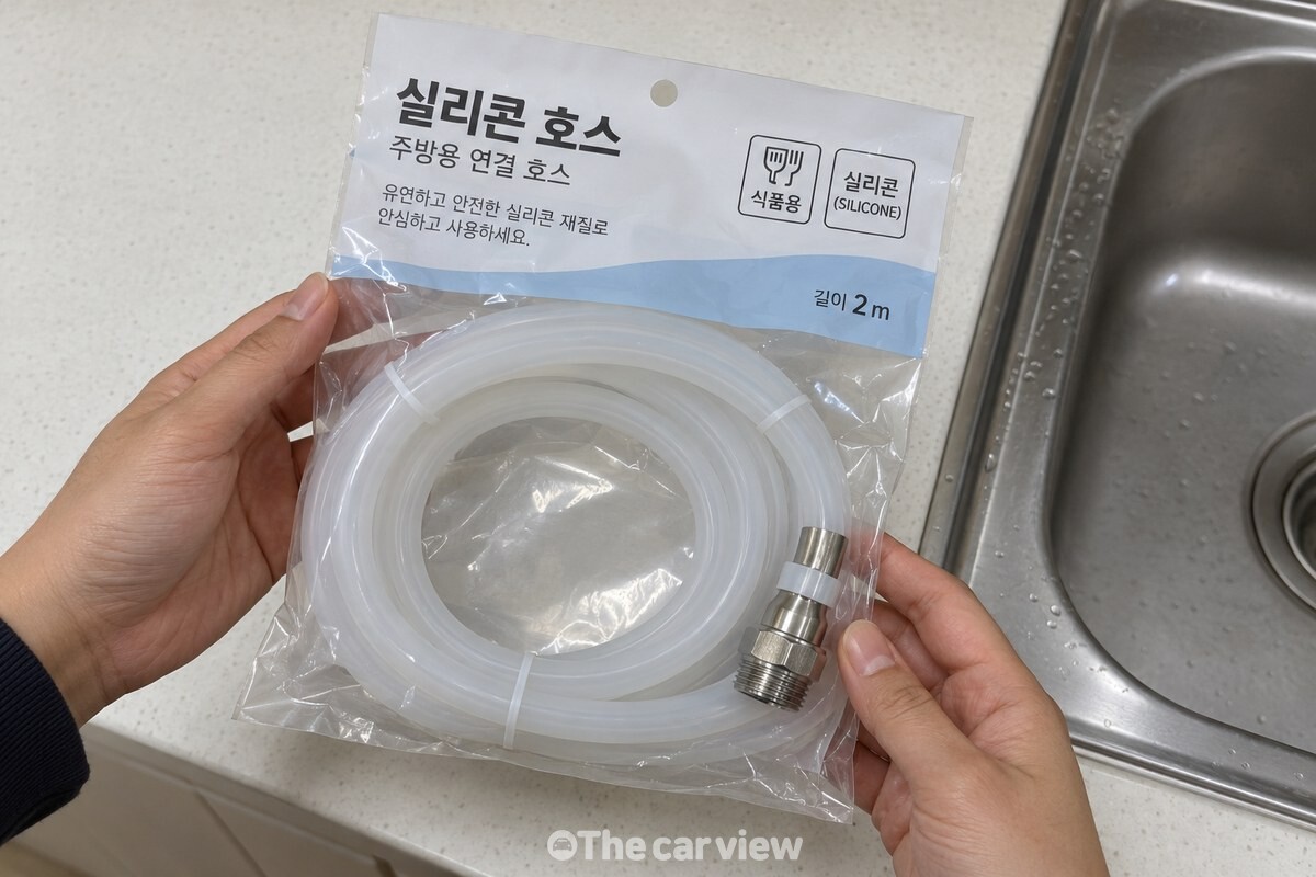 포장에 식품용과 실리콘 재질 표시가 보이는 새 호스를 손에 들어 확인하는 모습. / 기사 이해를 돕기 위한 생성형 이미지