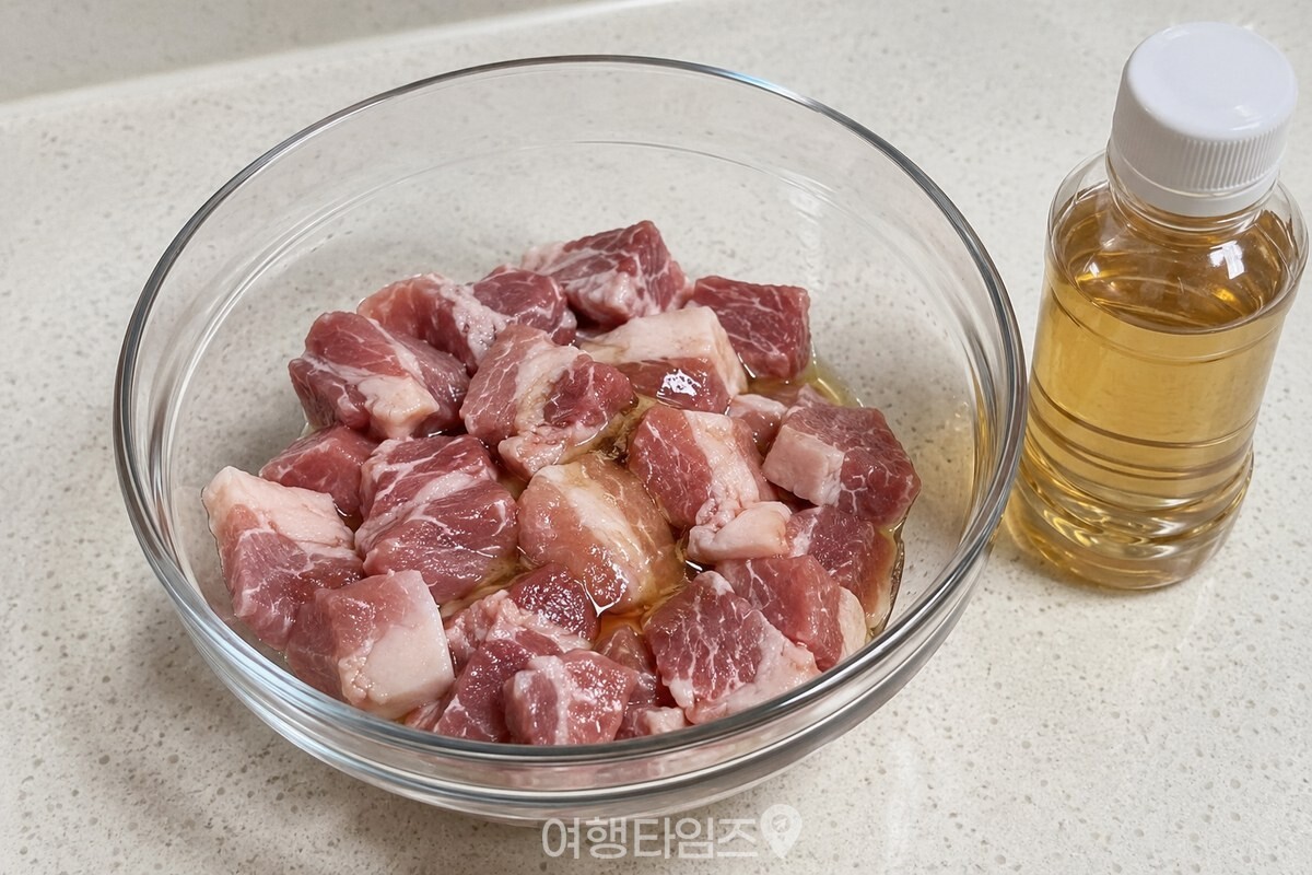 깨끗한 조리대 위 볼에 한입 크기 돼지고기와 매실액 병이 준비돼 있다. / 기사 이해를 돕기 위한 생성형 이미지