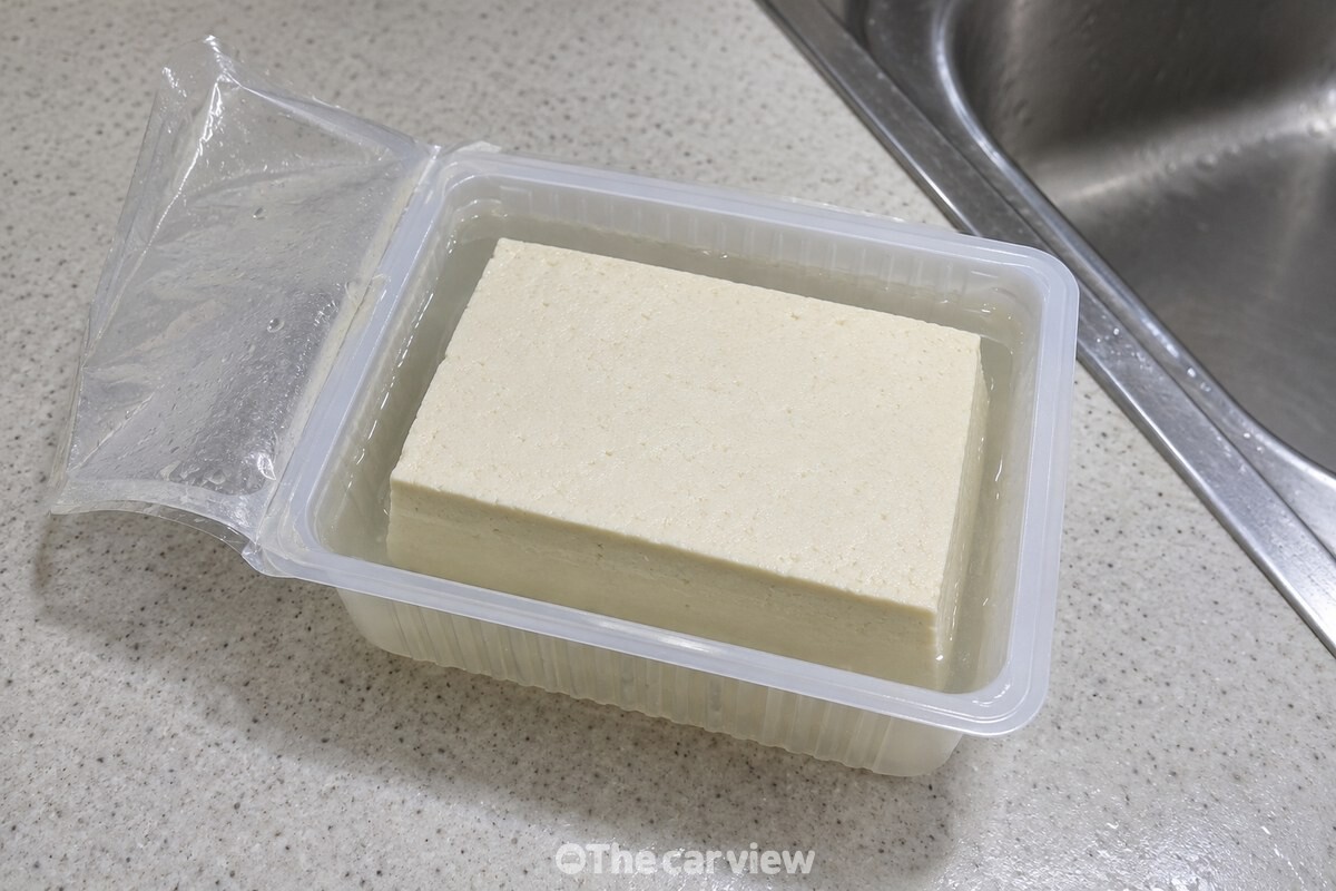 개봉한 두부가 맑은 물과 함께 포장 용기 안에 담겨 있어 상태를 살필 수 있다. / 기사 이해를 돕기 위한 생성형 이미지