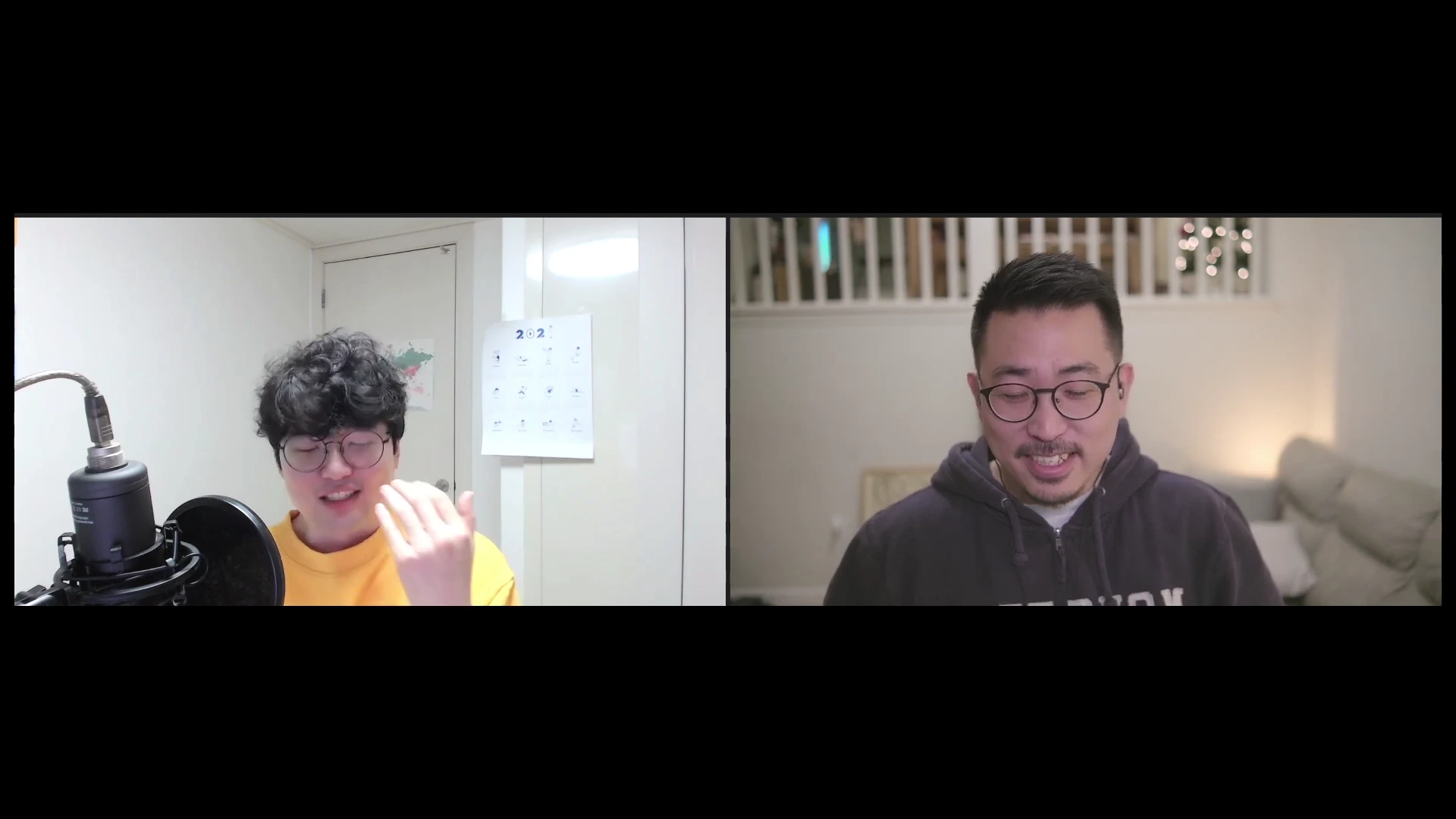 두 명의 남성이 화상 인터뷰를 진행하고 있는 화면입니다. 왼쪽 남성은 노란색 상의를 입고 마이크 앞에서 이야기하고 있고, 오른쪽 남성은 검은색 후드티를 입고 미소 짓고 있습니다.