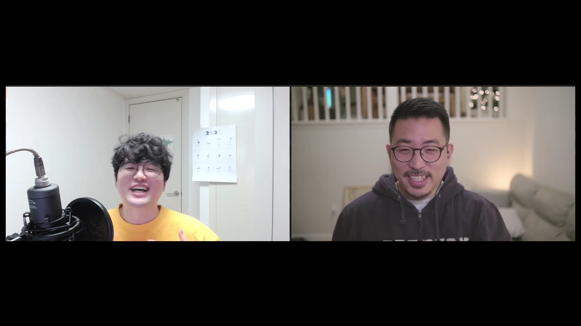 두 명의 남성이 화상 대화를 나누는 모습으로, 왼쪽 남성은 마이크 앞에 있고 오른쪽 남성은 편안한 차림으로 웃고 있습니다.