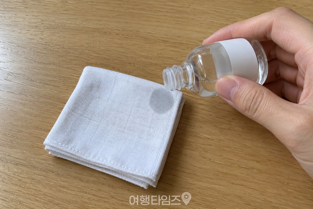 흰 면 천을 네 겹으로 접어 한쪽에 소독용 에탄올을 소량 묻힌 모습. / 기사 이해를 돕기 위한 생성형 이미지
