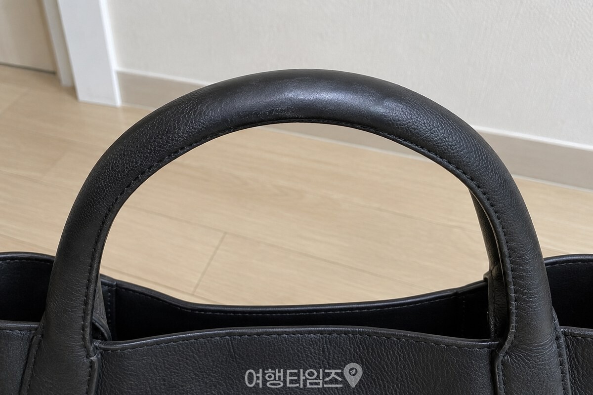 가방 손잡이의 손이 닿는 부분에만 옅은 윤기가 보이는 모습. / 기사 이해를 돕기 위한 생성형 이미지