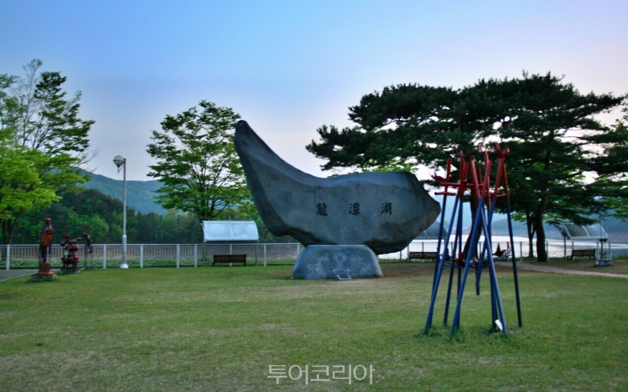 용담댐 조각공원/사진-투어코리아