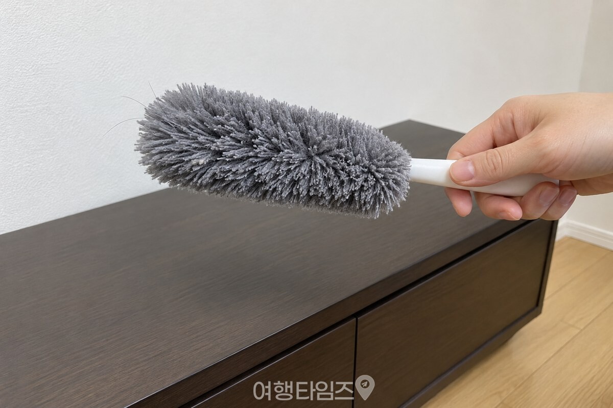 먼지떨이 솔 끝에 머리카락과 잔먼지가 소량 붙어 있는 가까운 모습이다. / 기사 이해를 돕기 위한 생성형 이미지