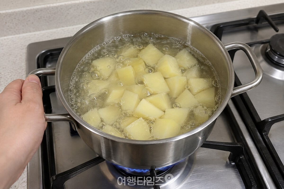 끓는 육수에 감자를 먼저 넣어 익히는 냄비 안의 모습. / 기사 이해를 돕기 위한 생성형 이미지