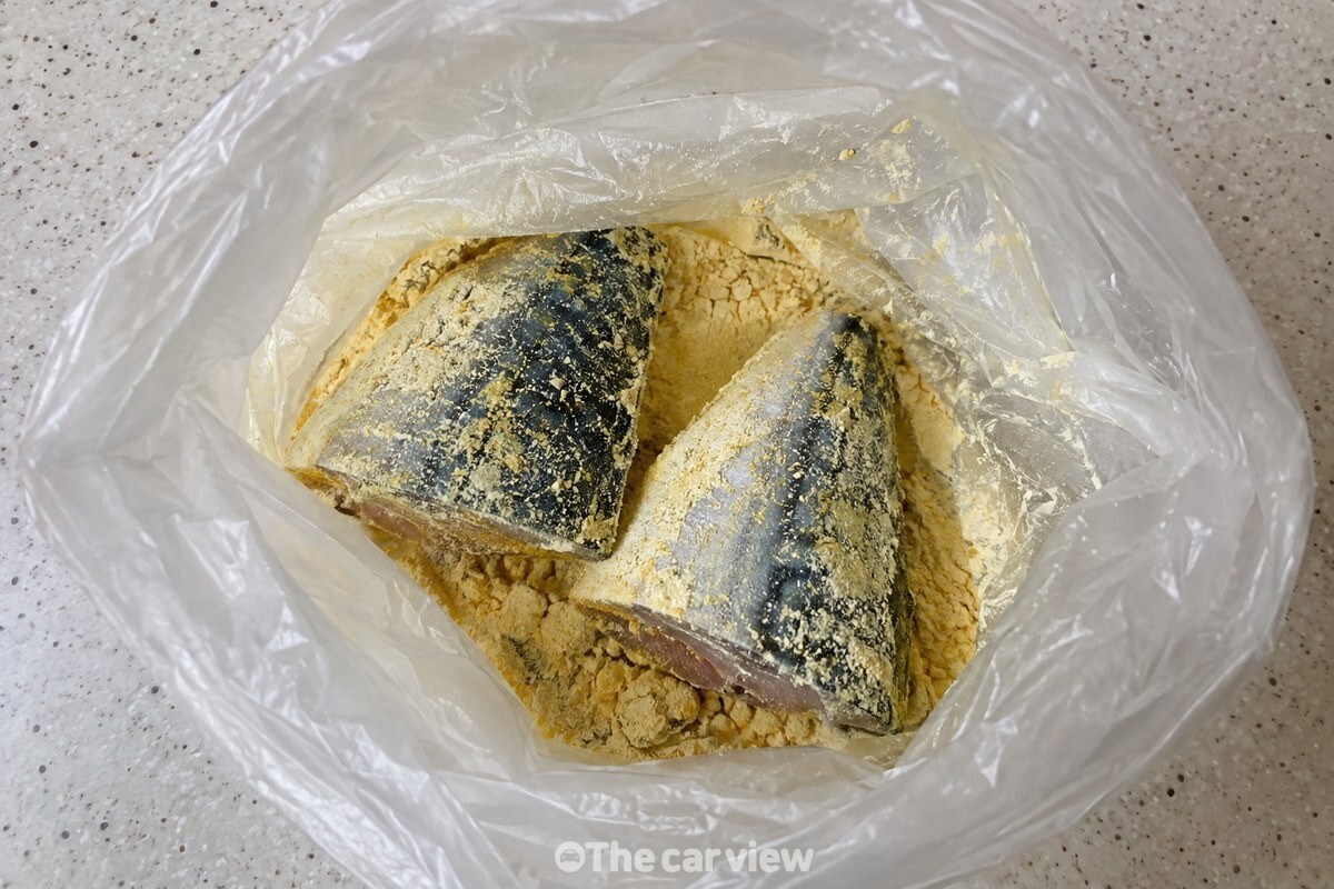 위생백 안에서 노란 가루가 고르게 섞인 모습이다. / 기사 이해를 돕기 위한 생성형 이미지