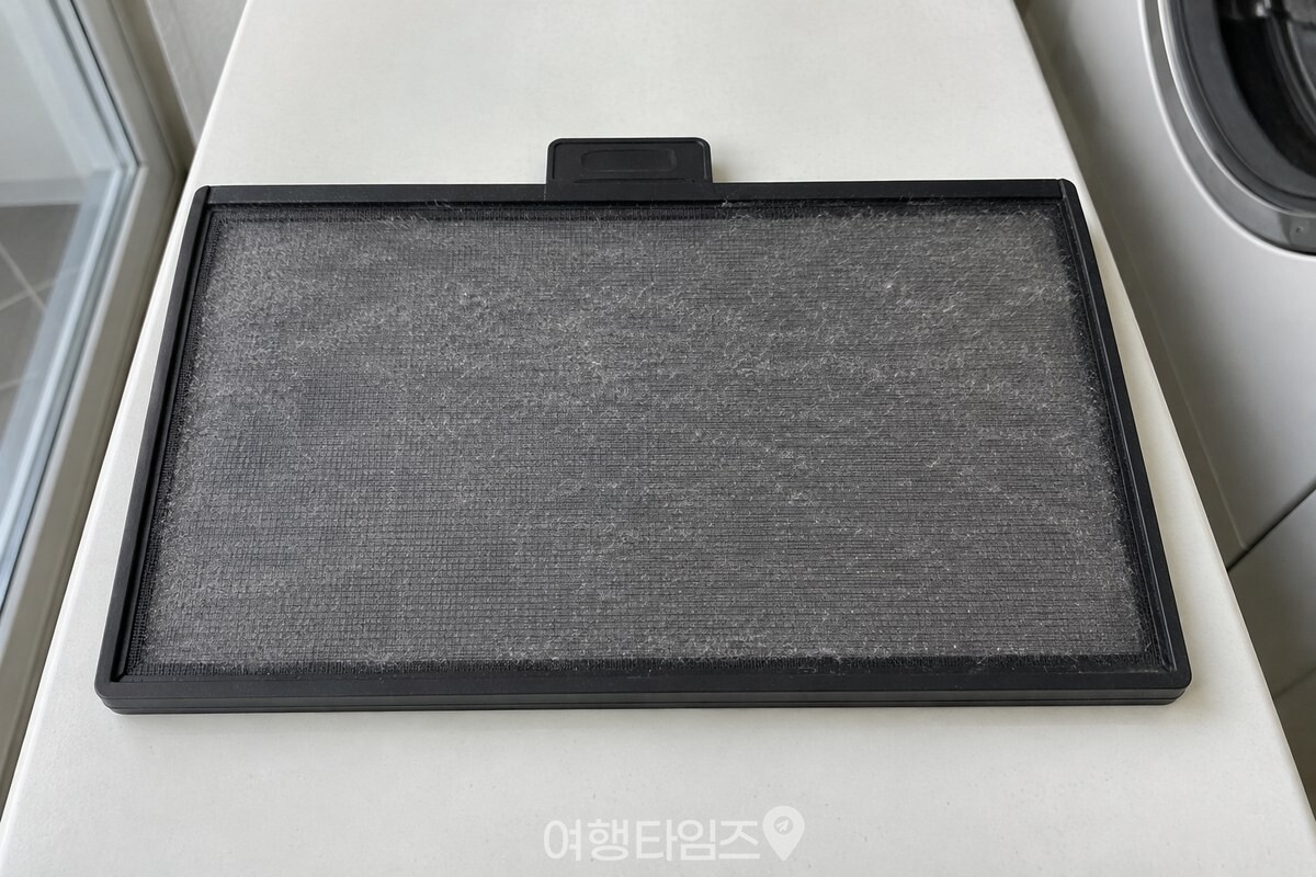 건조기에서 꺼낸 필터 그물망의 작은 구멍 위로 얇은 보풀층이 고르게 보인다. / 기사 이해를 돕기 위한 생성형 이미지